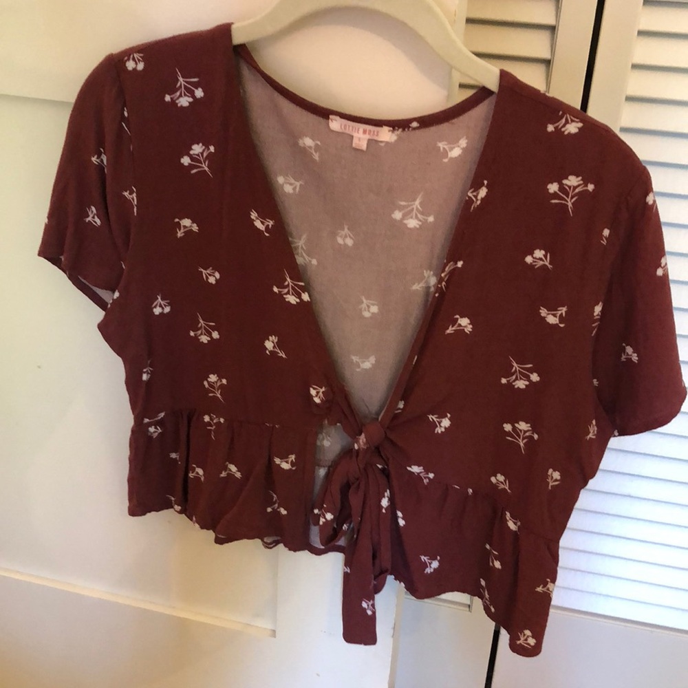 Lottie moss Cute size small tie in the front shirt